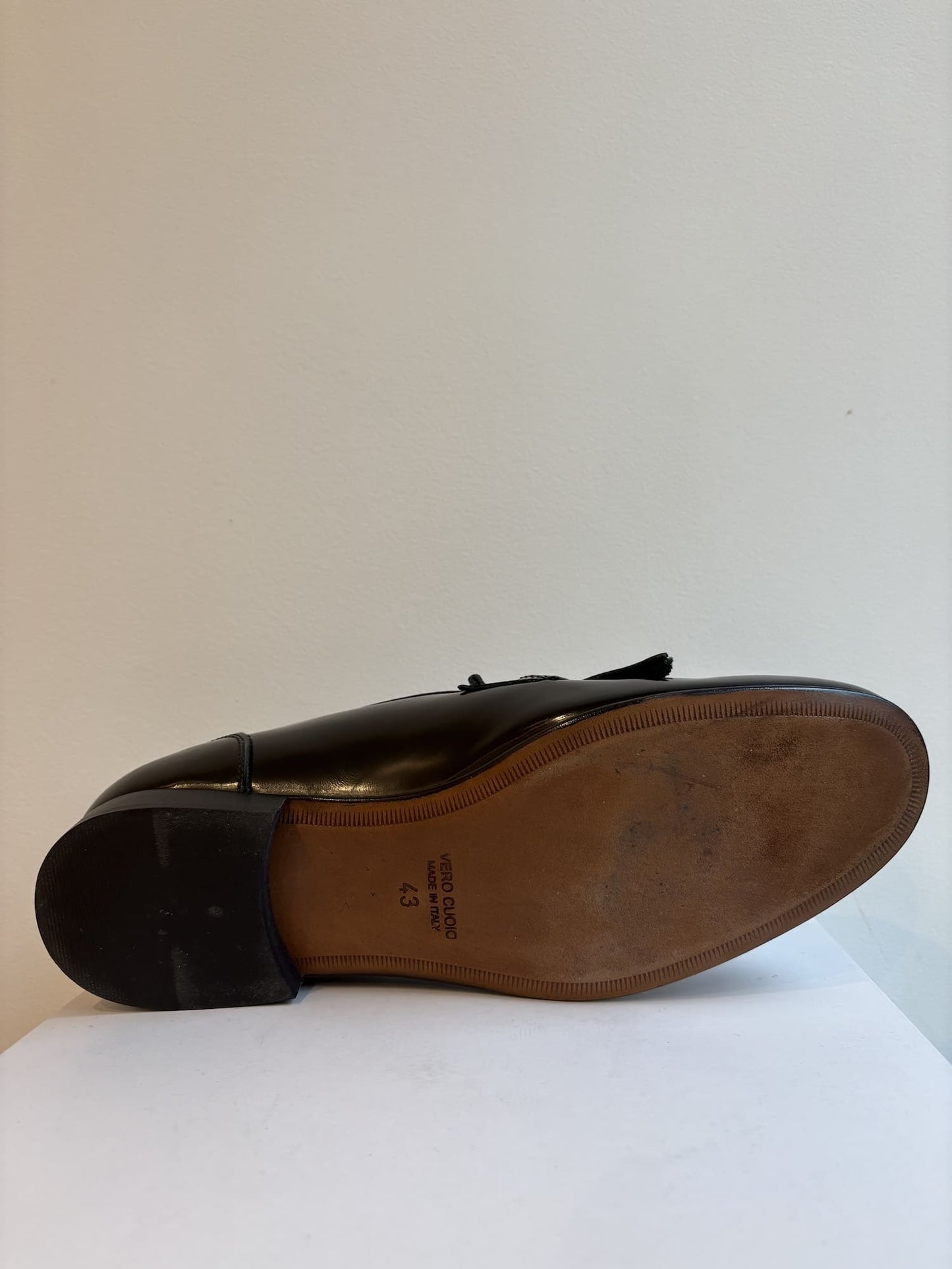 Mocassino elegante con frangia e doppia fibbia