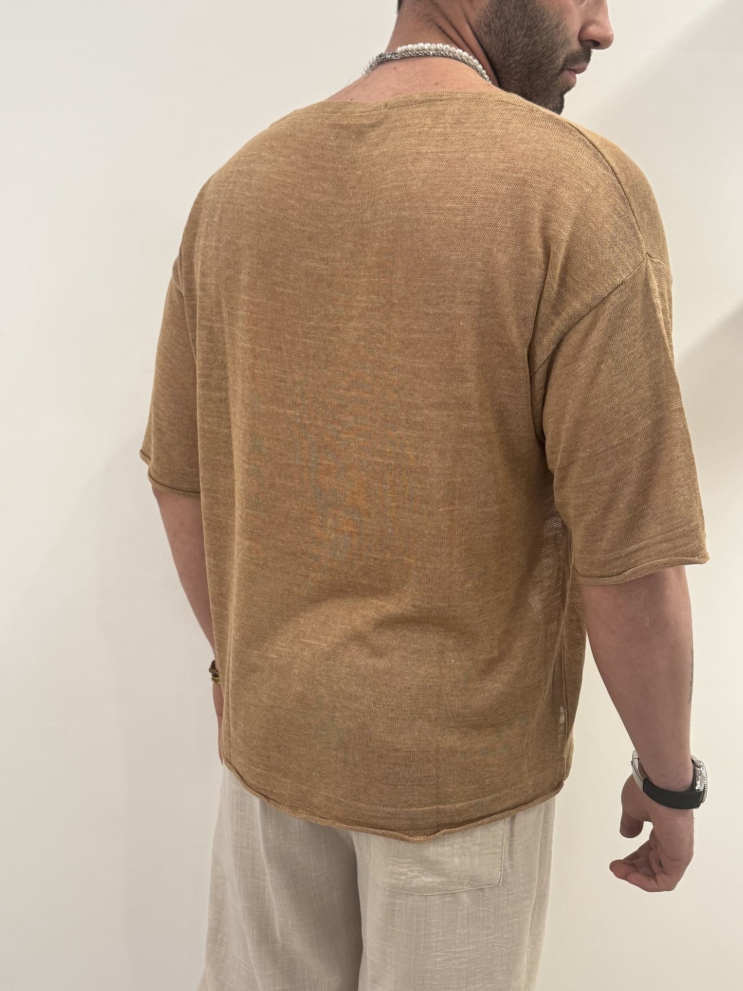 T-shirt over con collo a V ampio