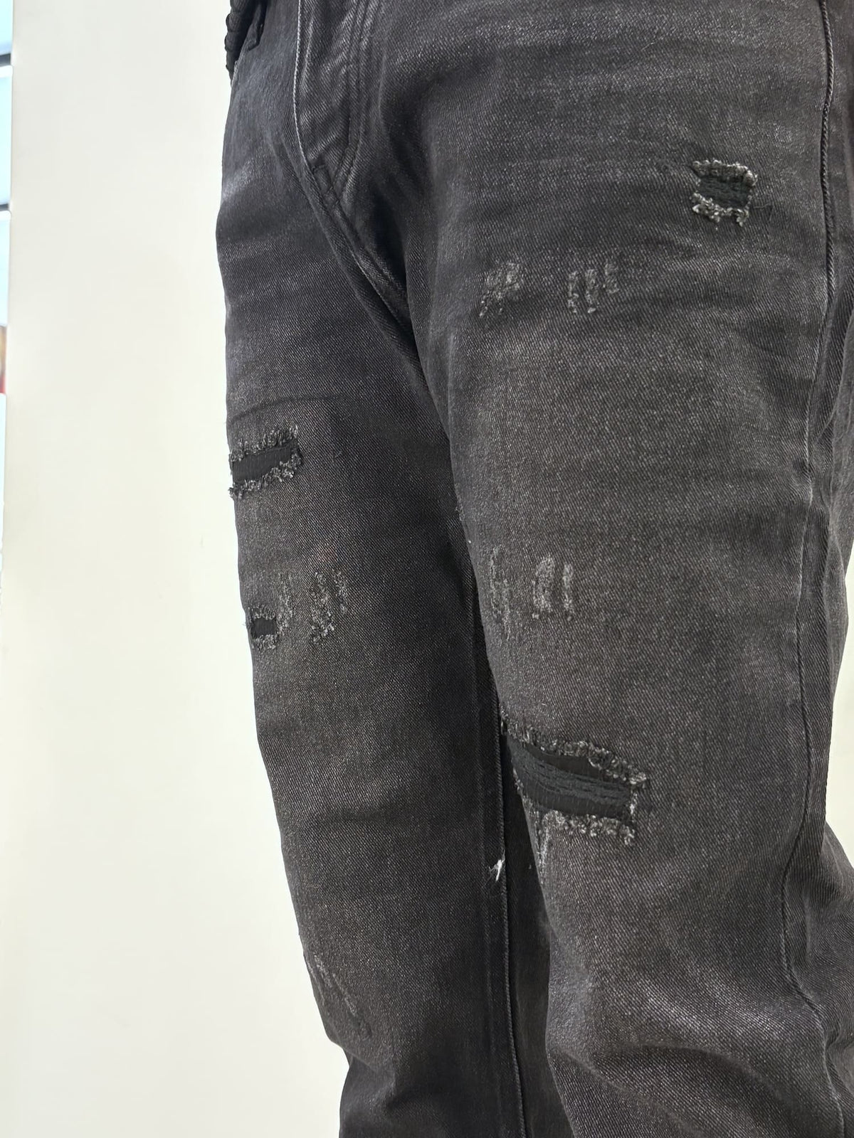Brown Jeans Nero Strappato Cropped Fit - Stile Unico
