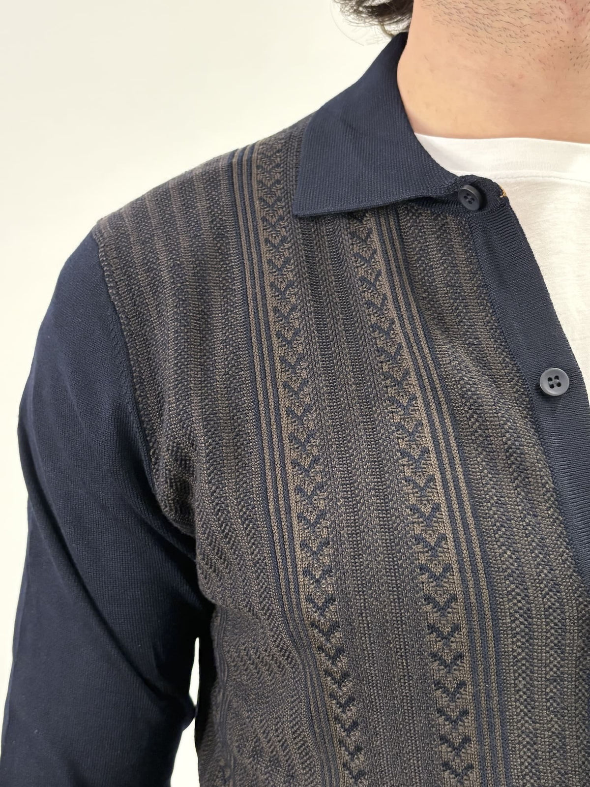 Cardigan con bottoni e collo a camicia