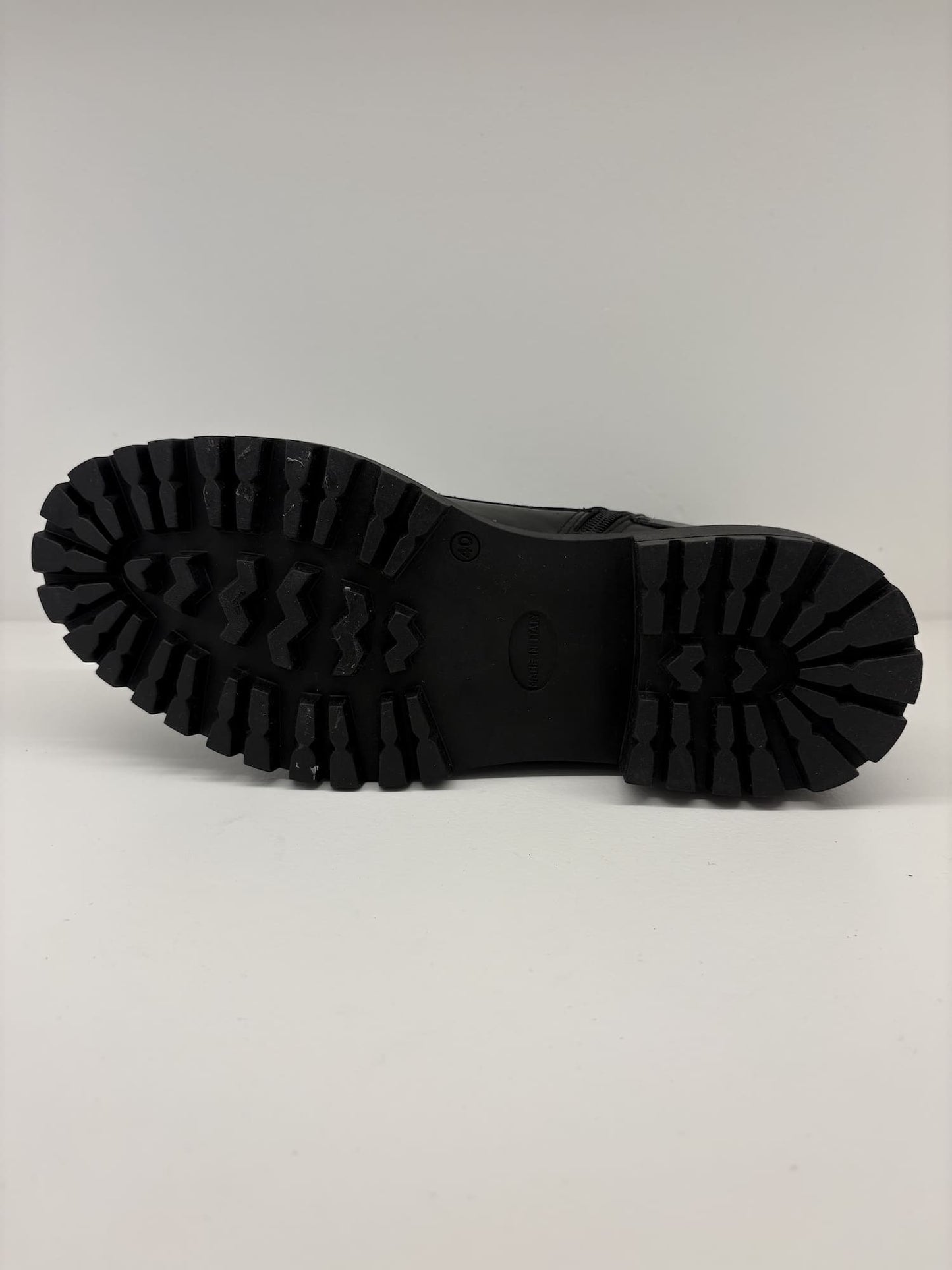 Anfibio in pelle con fondo a carro armato