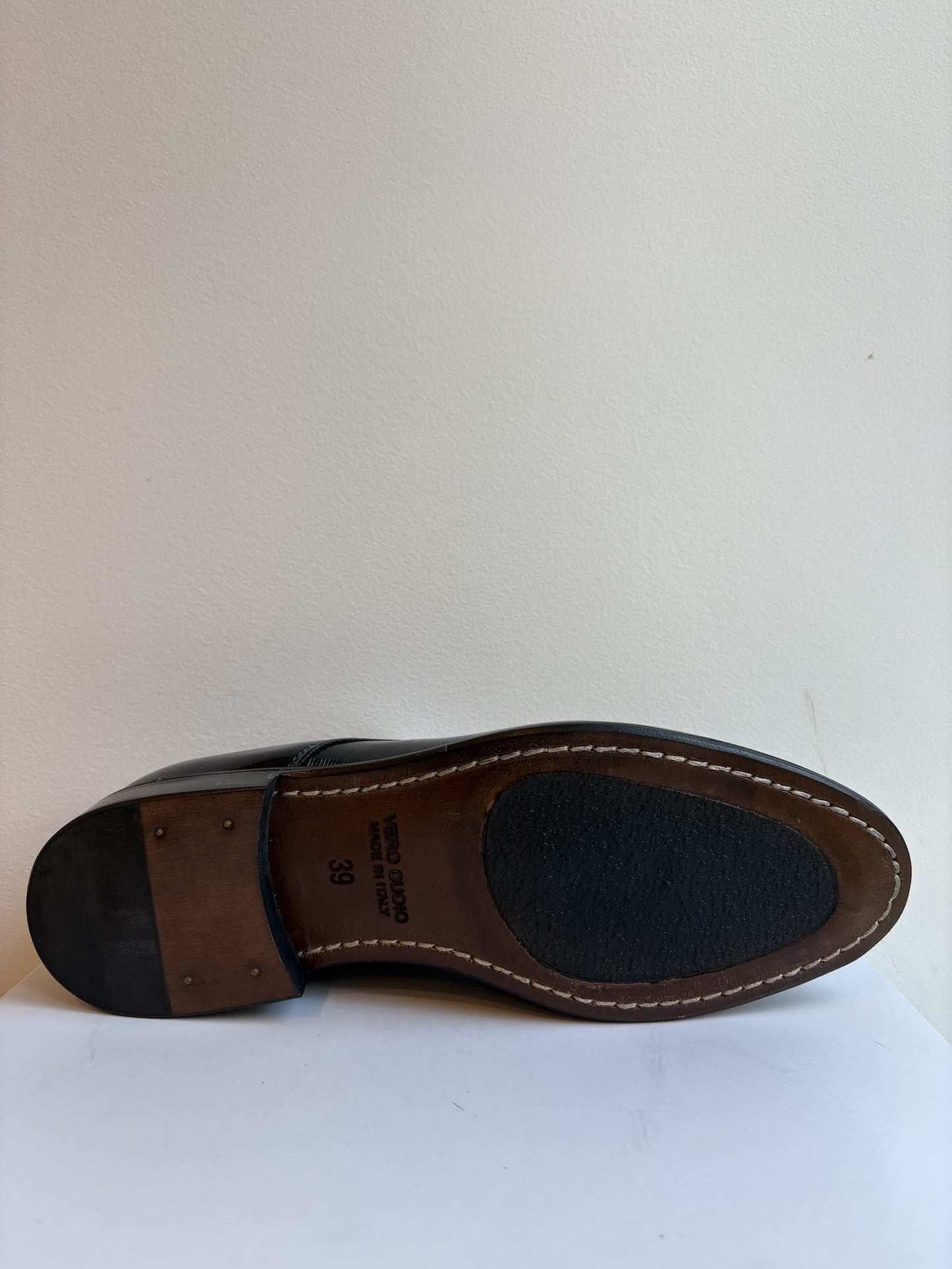 Scarpa elegante in vernice lavorata