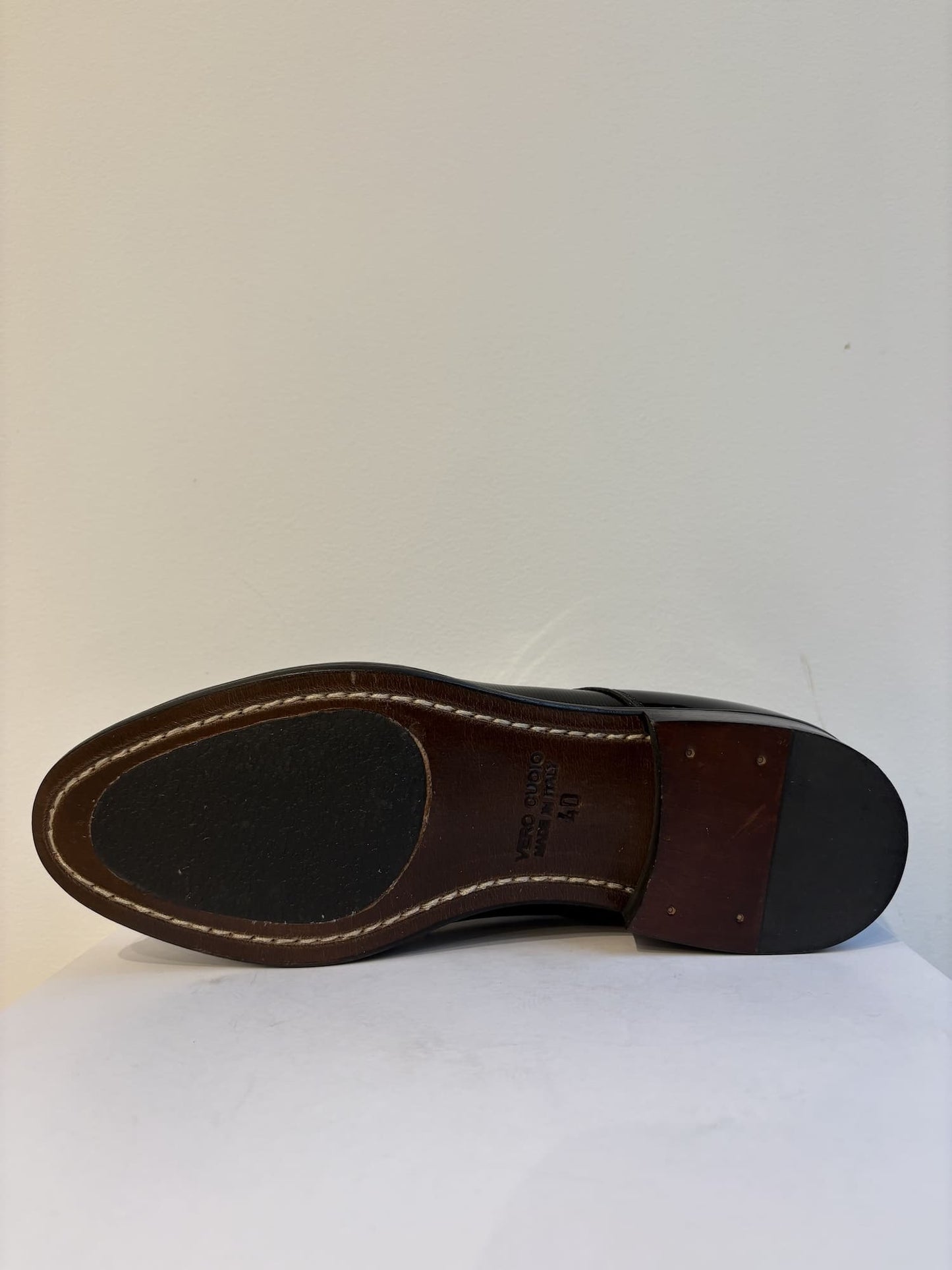 Scarpa elegante in vernice lavorata