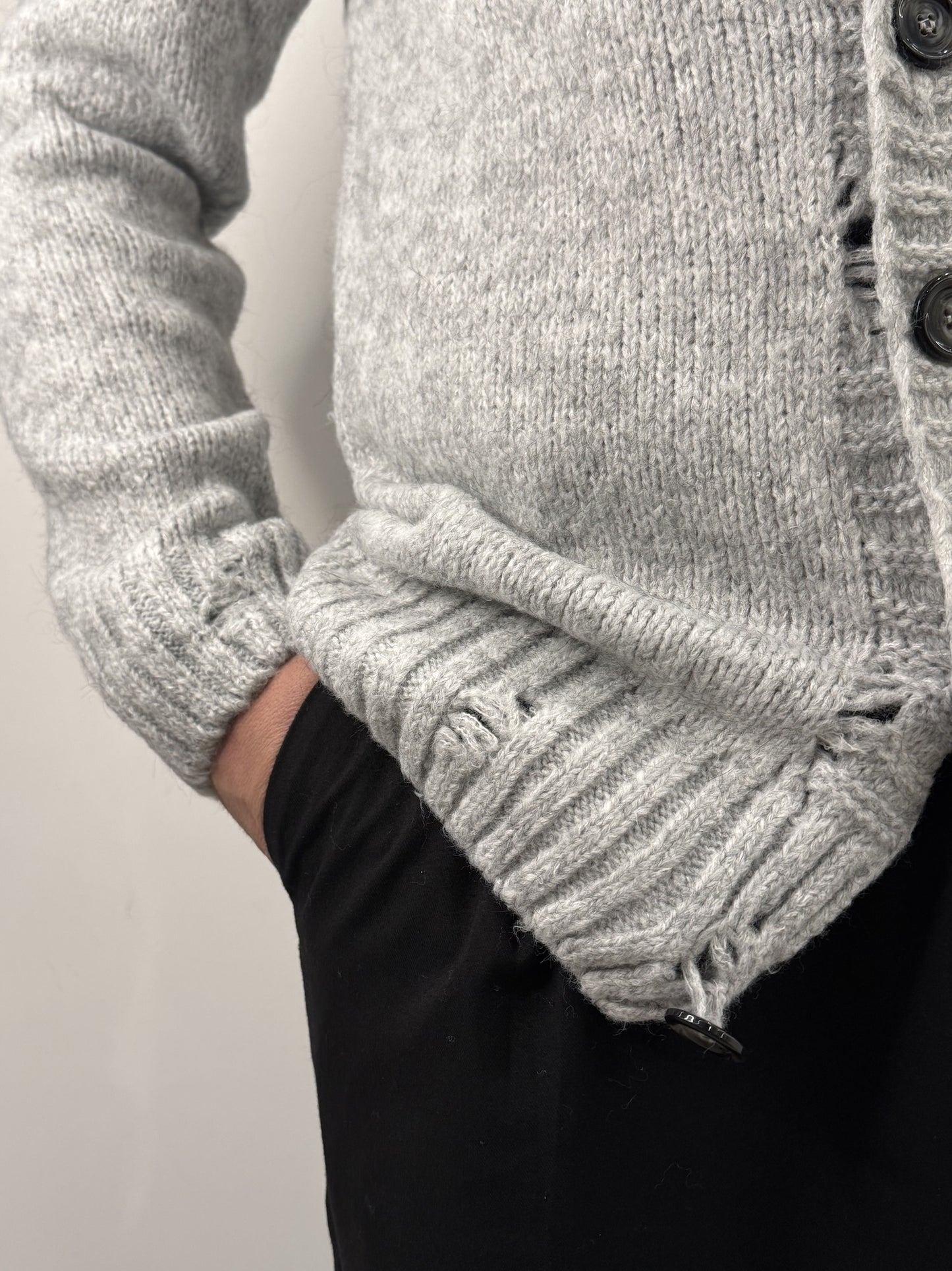 Cardigan in lana con rotture