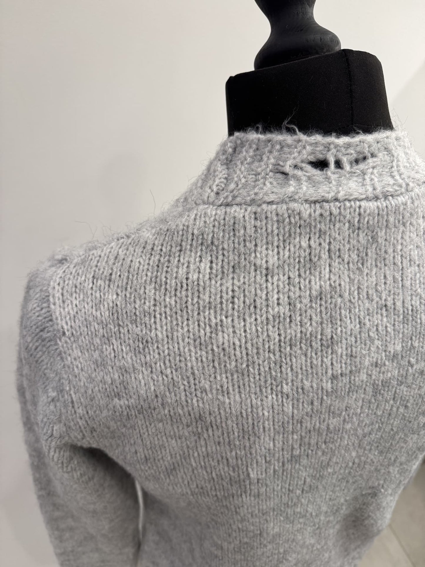 Cardigan in lana con rotture