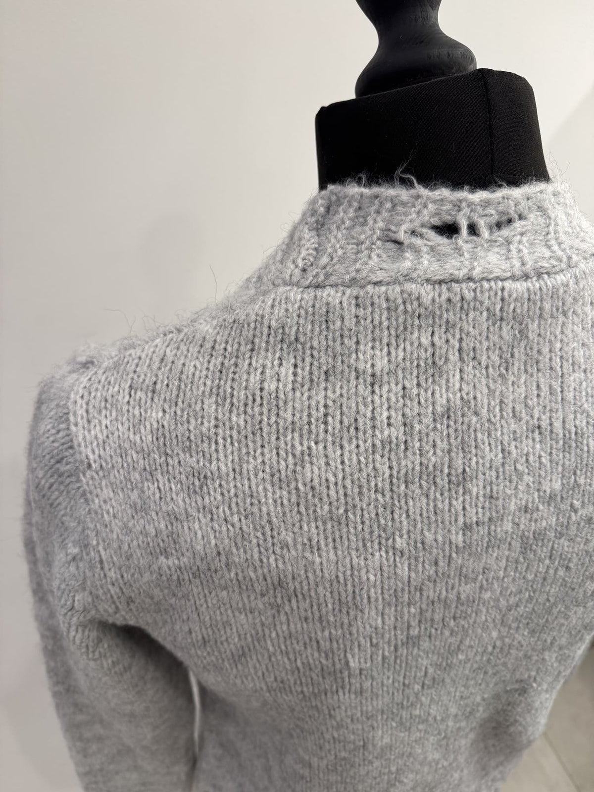 Cardigan in lana con rotture