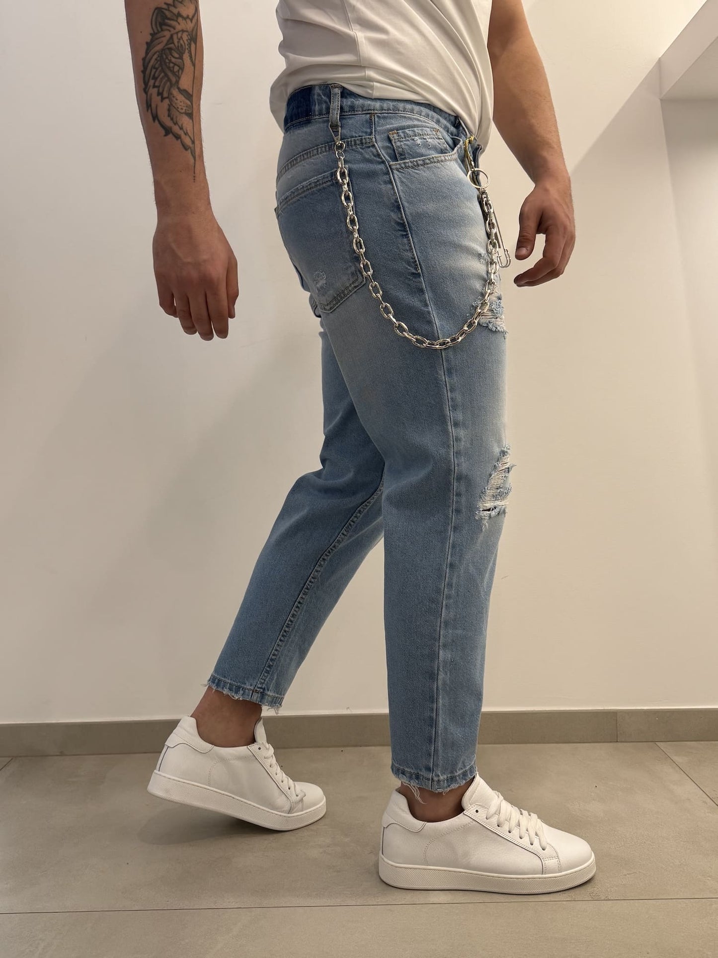 Jeans chiaro strappato