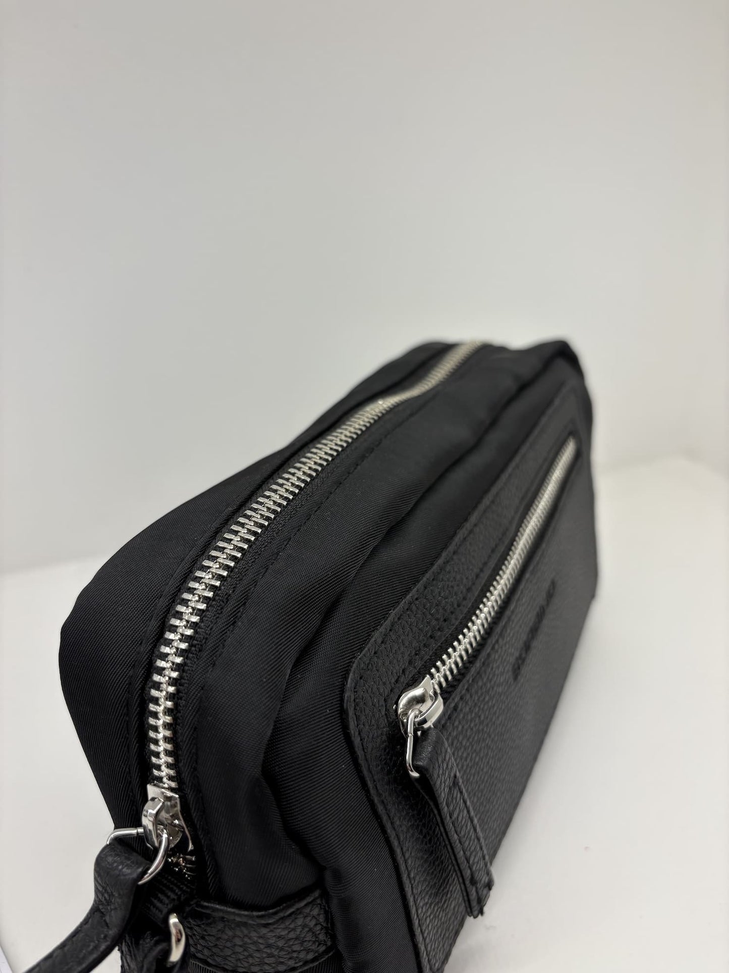 Borsello Sorbino con doppia zip e laccetto da polso