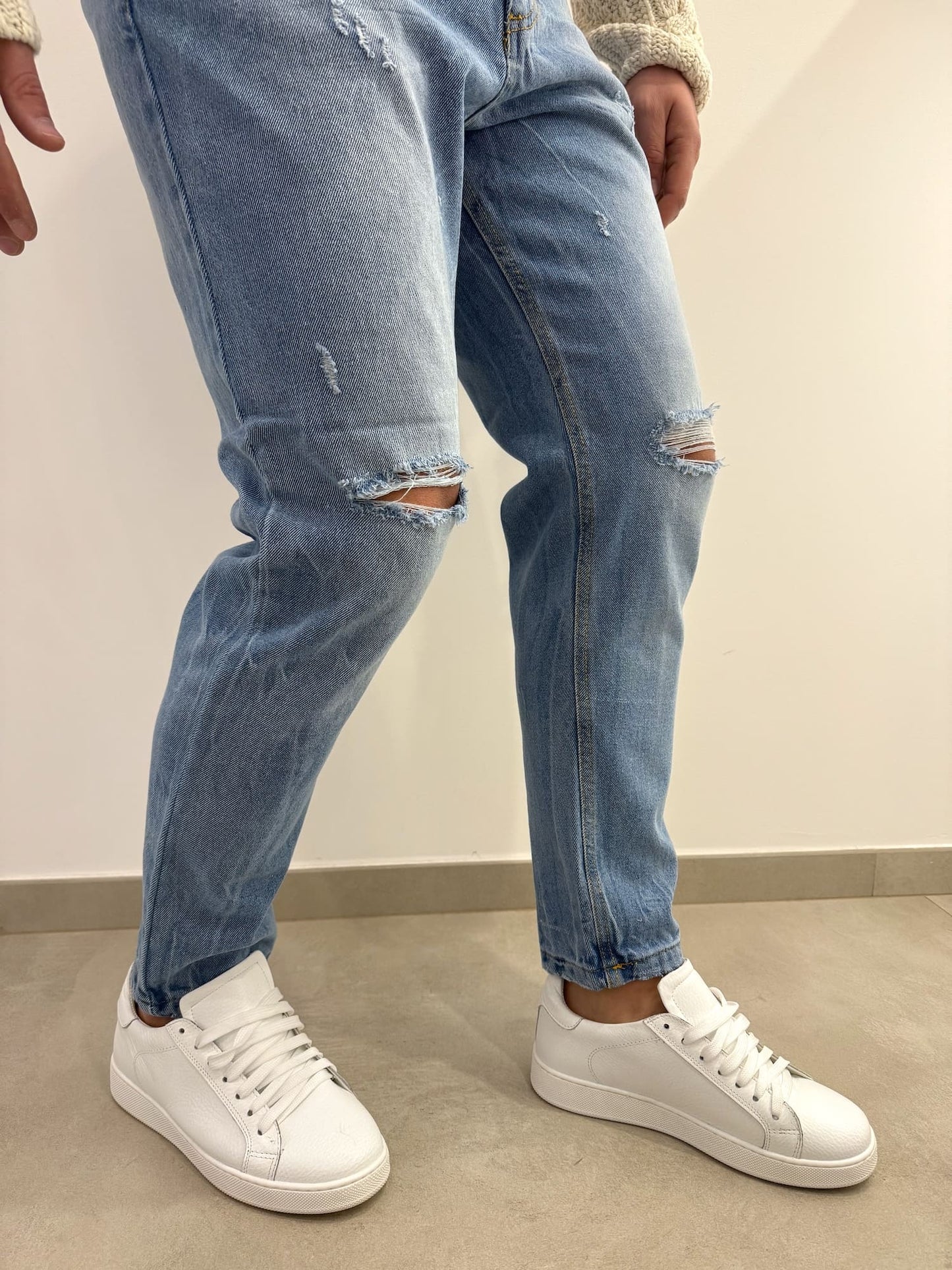 Jeans chiaro con strappi sul ginocchio