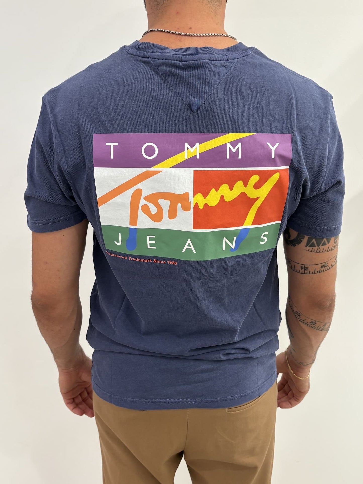 T-shirt Tommy Jeans con logo sul petto e sul retro