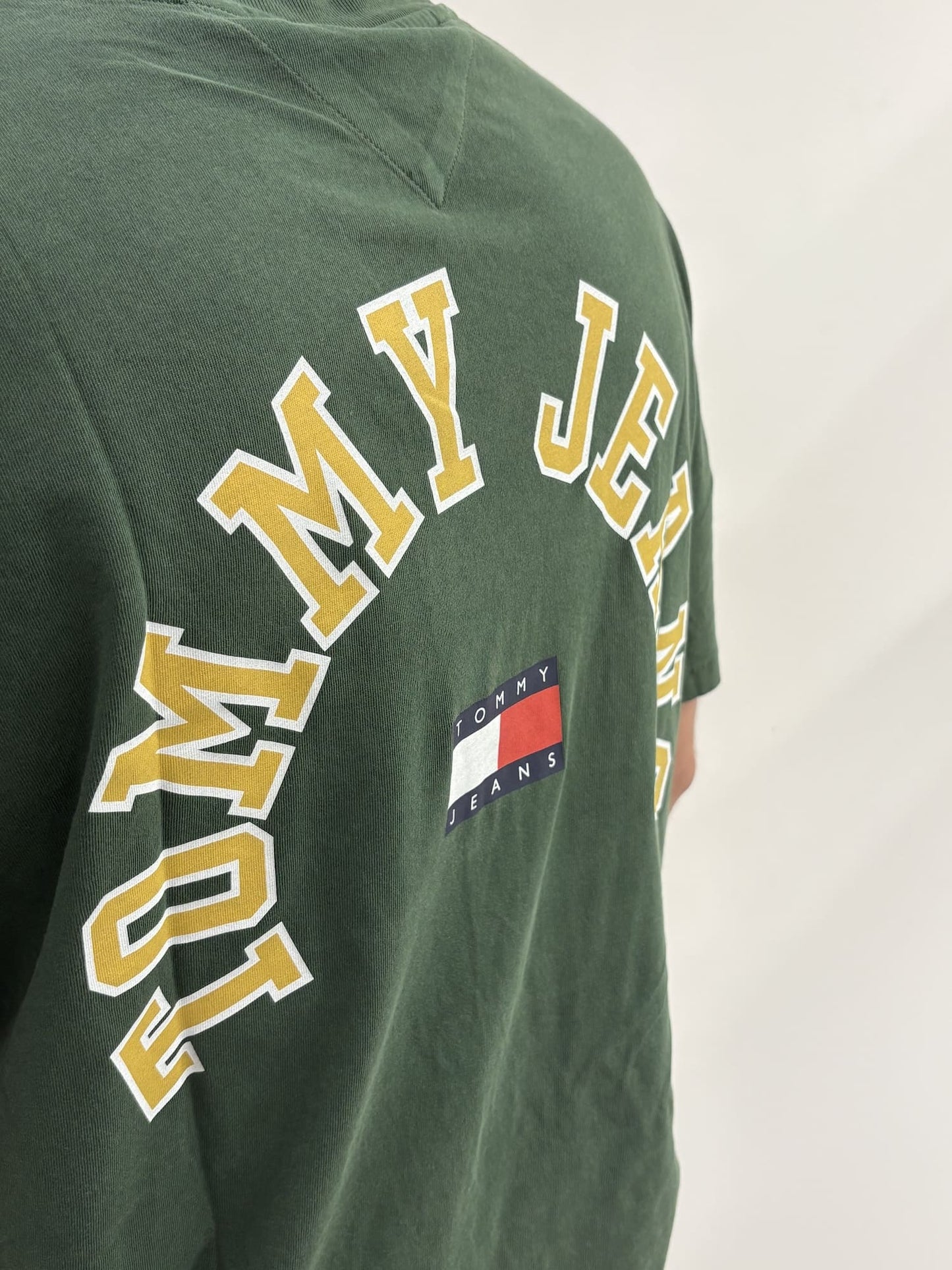 T-shirt Tommy Jeans con logo sul petto e sul retro