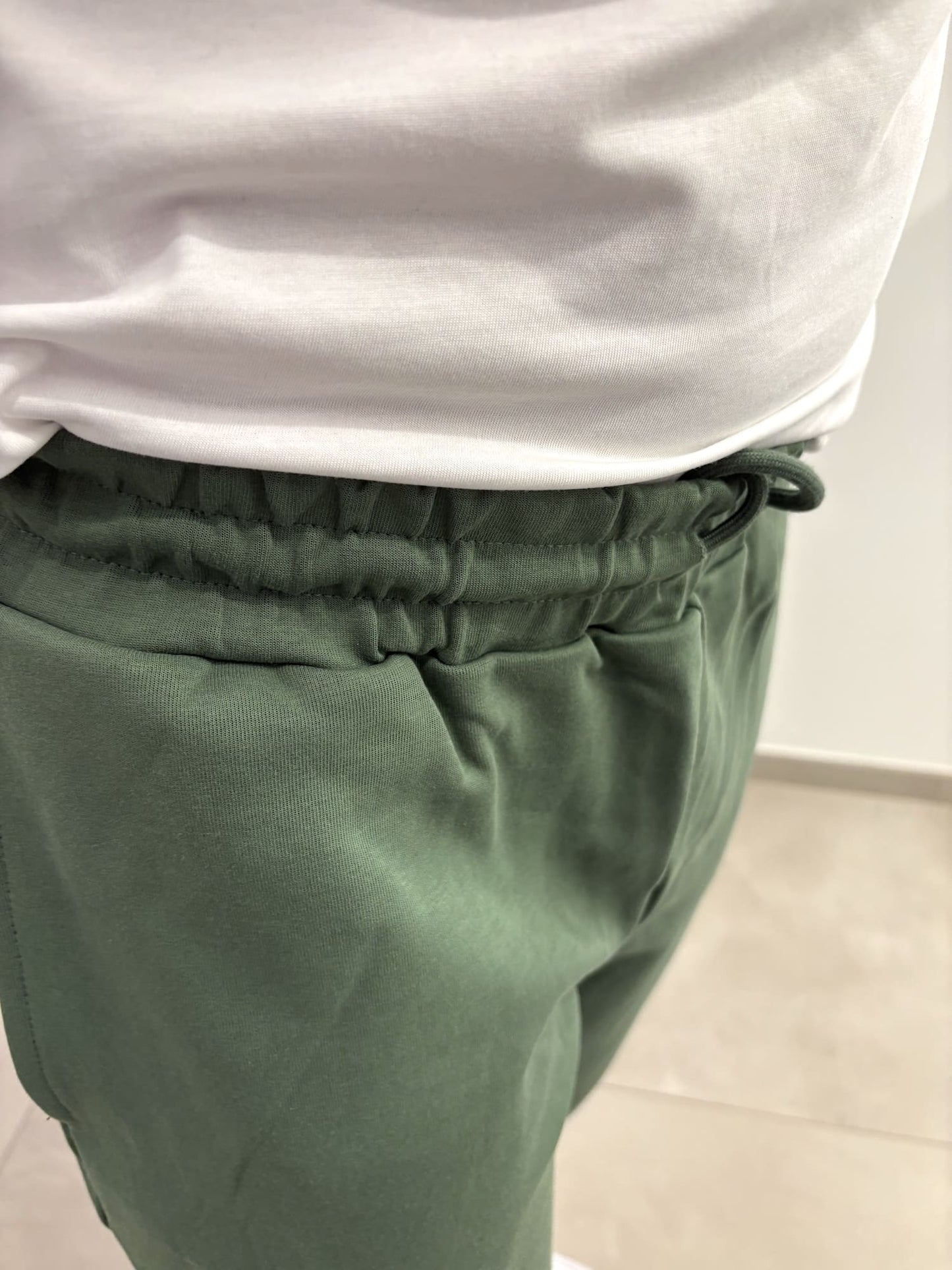 Joggers con logo ricamato