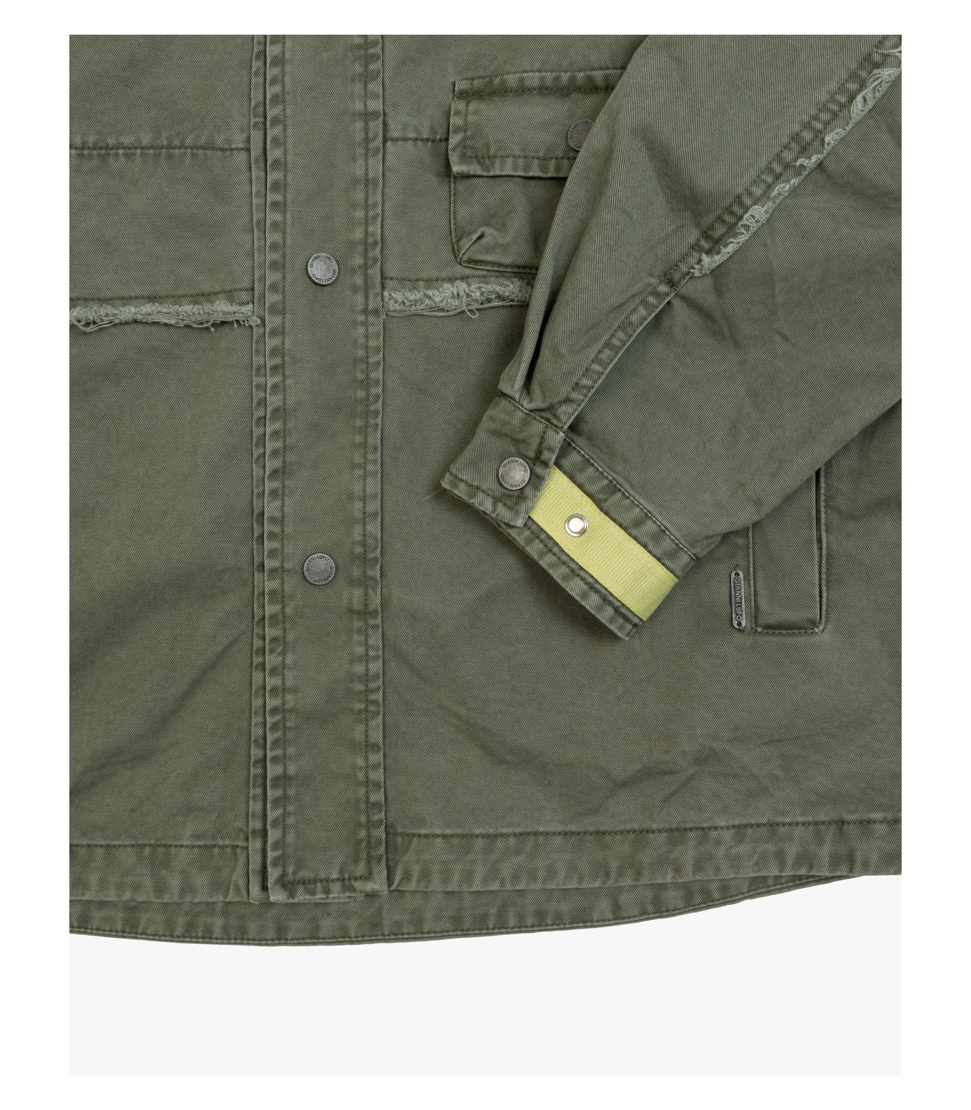 Overshirt stile militare con dettagli sfrangiati e tasche multiple.