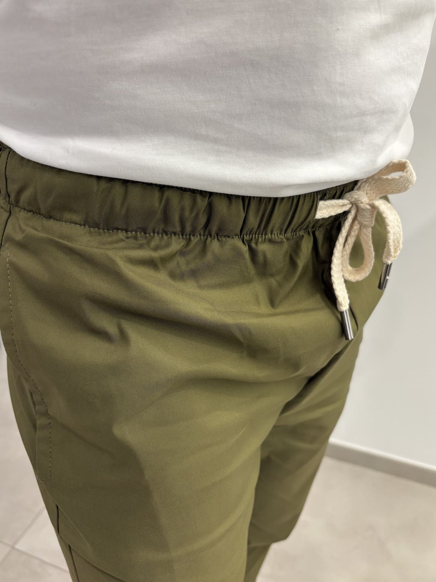 Pantaloni con laccio wide leg con stiro in piega