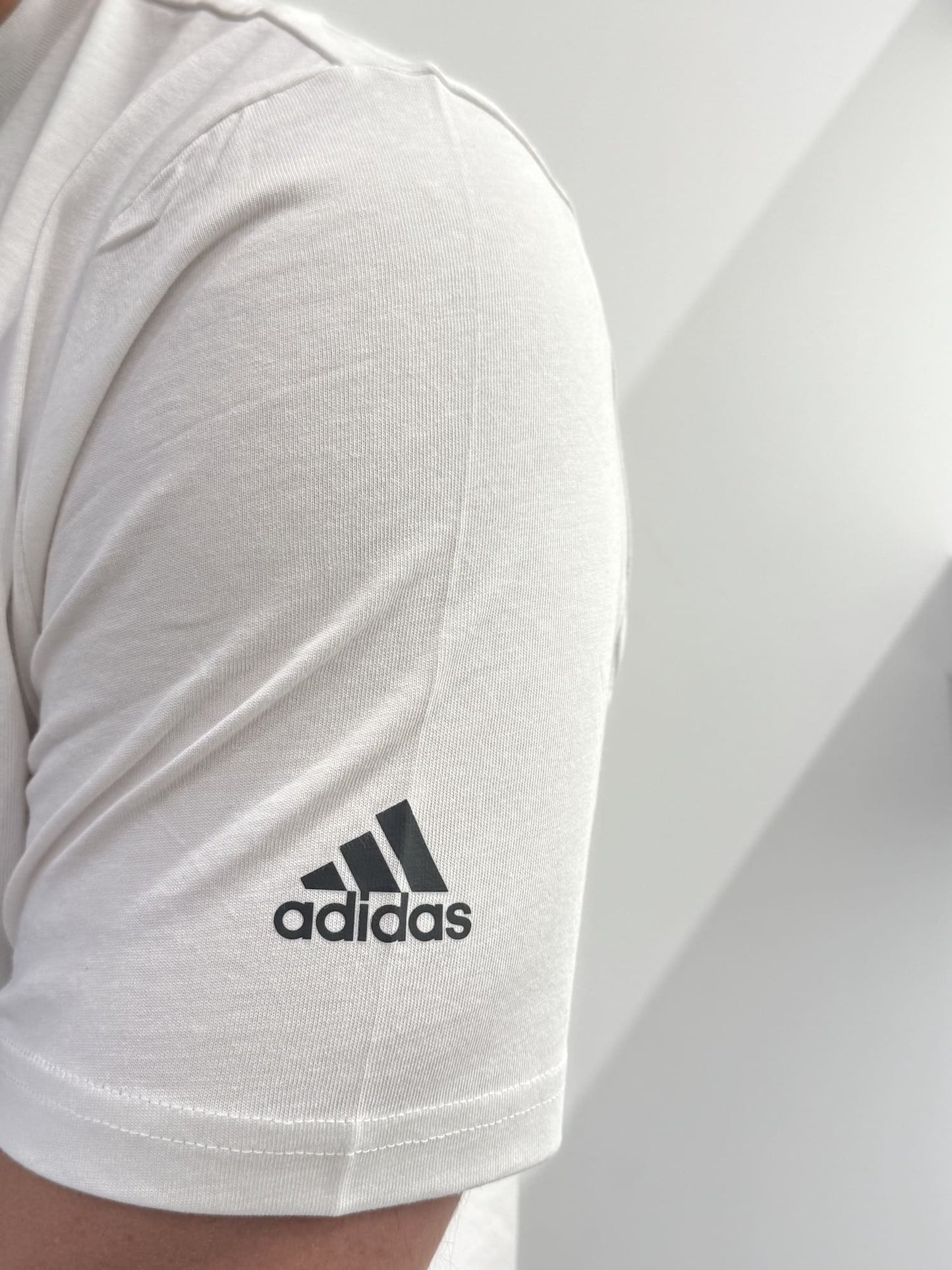 T-shirt Adidas con logo