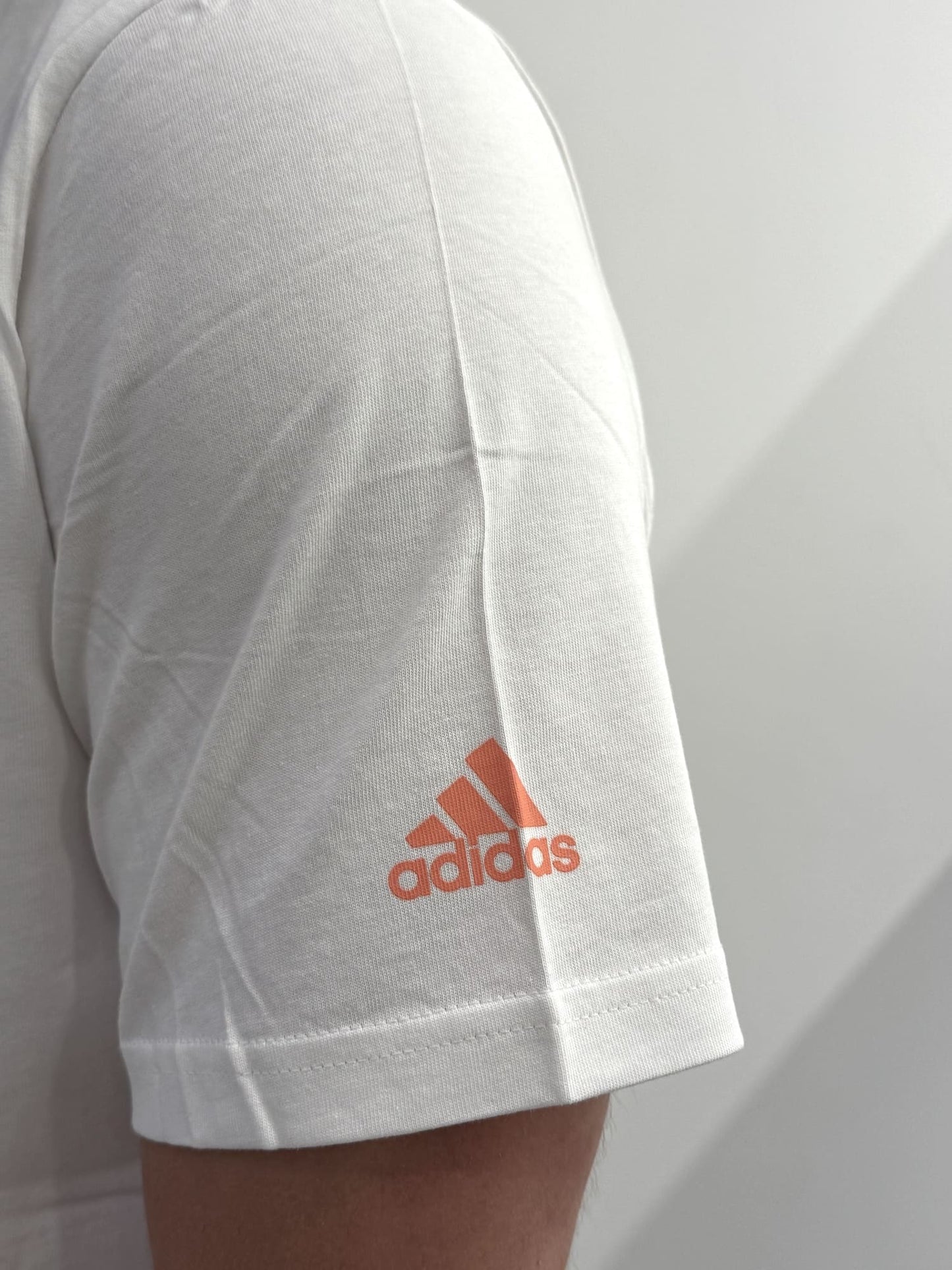 T-shirt Adidas con grafica centrale