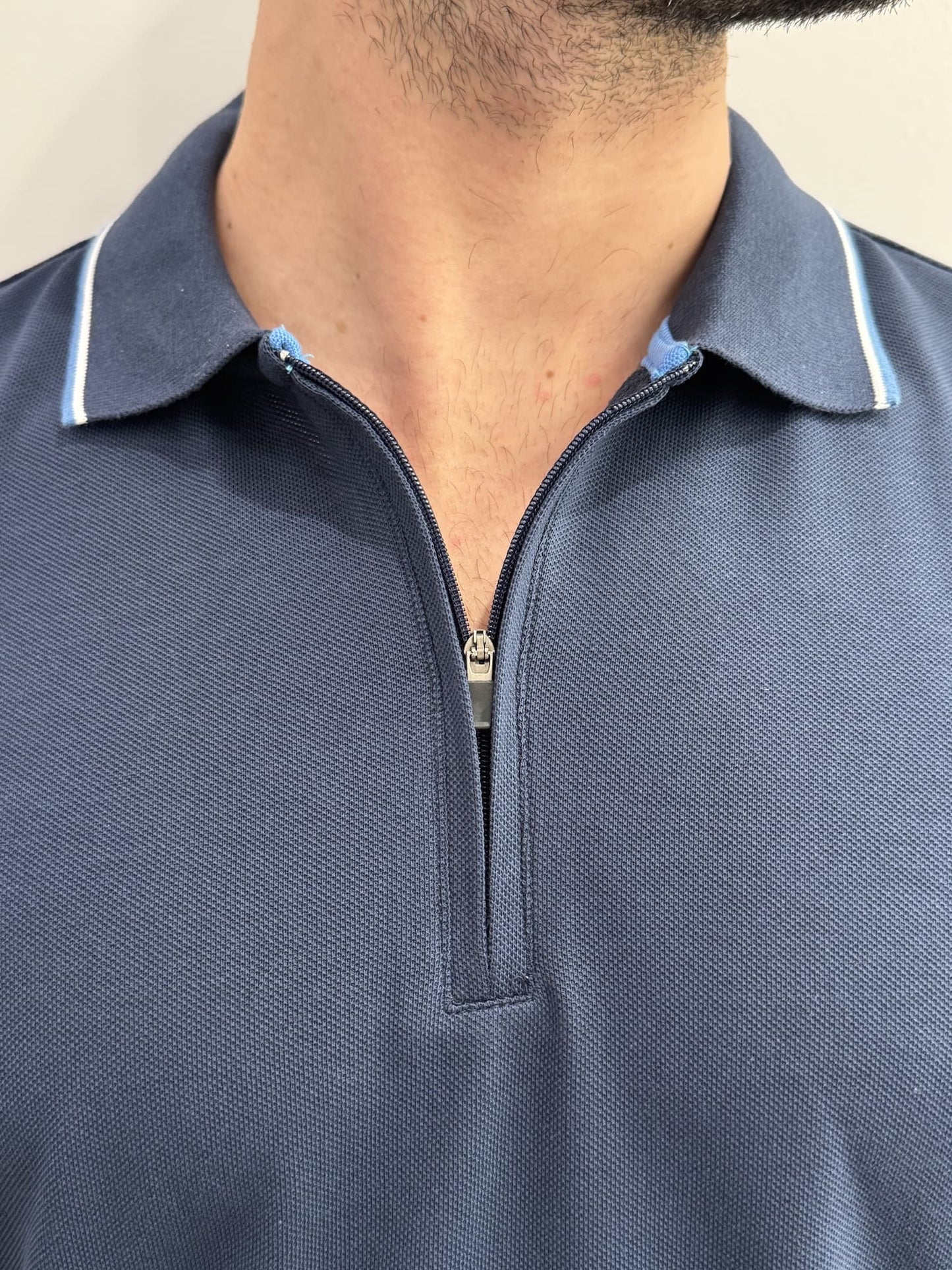 Polo in piquet con mezza zip