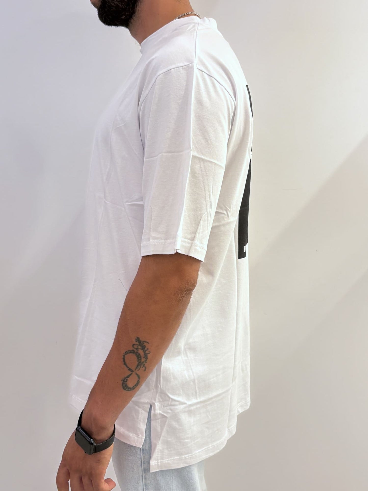 T-shirt over con stampa sul retro