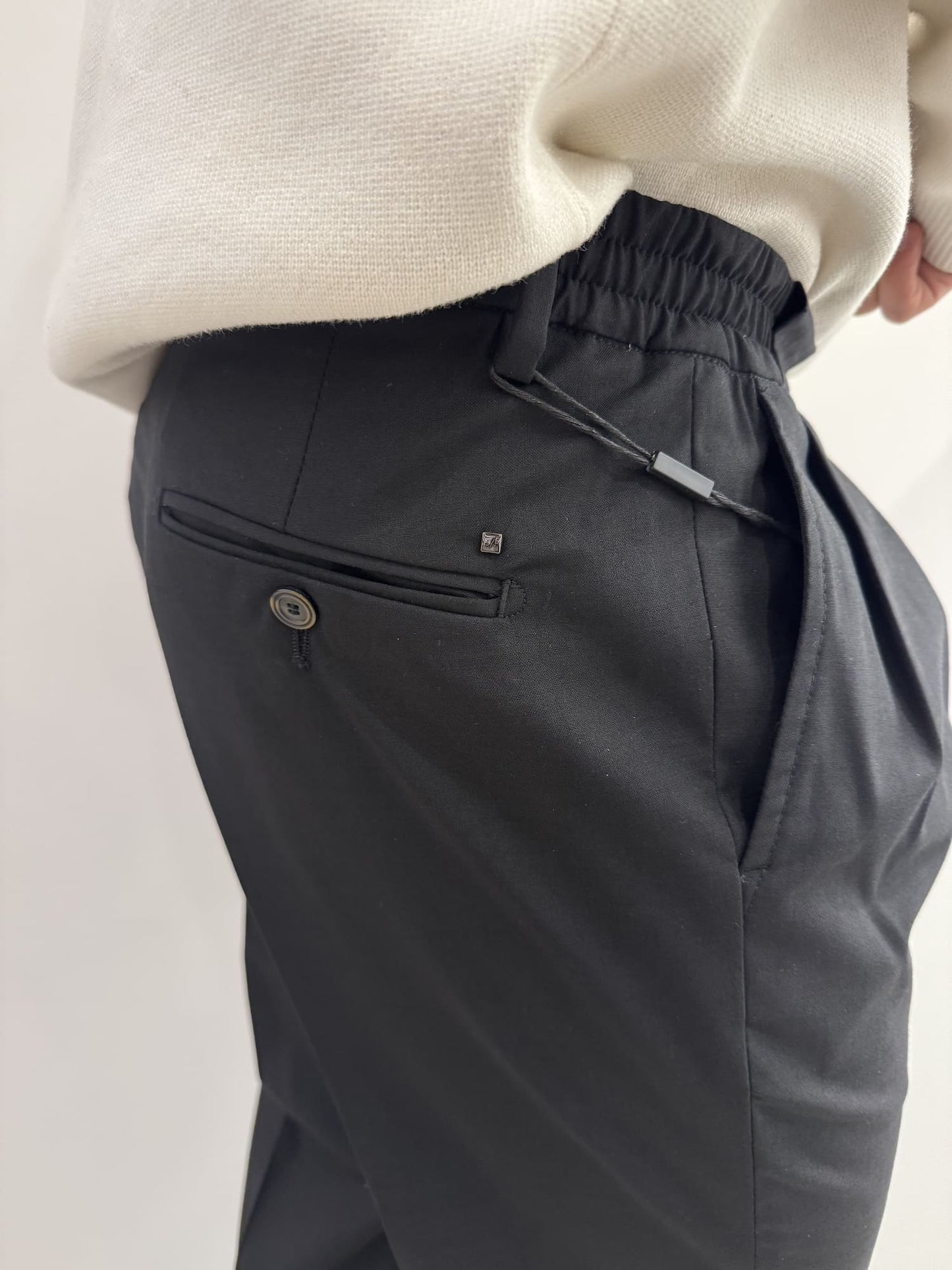 Pantalone semi elegante con elastici sui fianchi