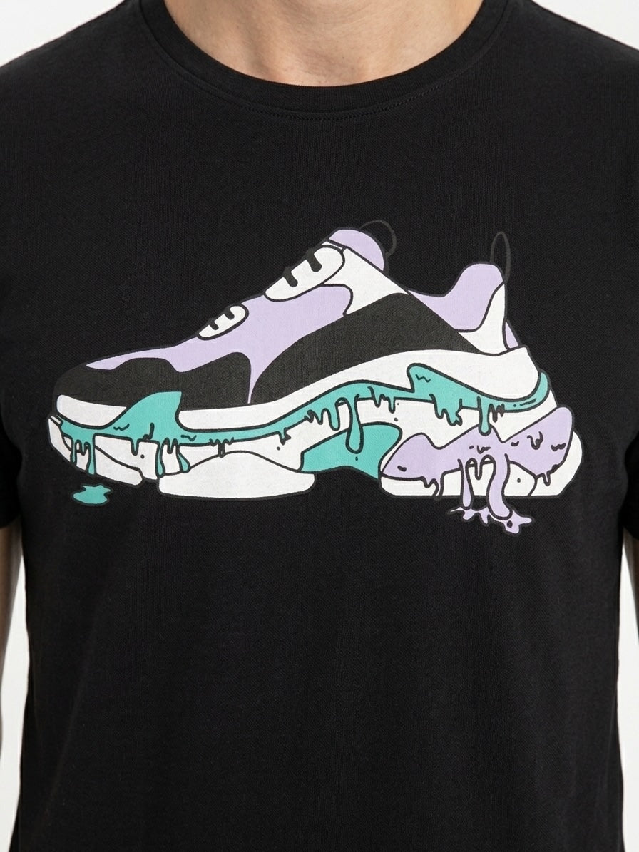 T-shirt nera con stampa colorata