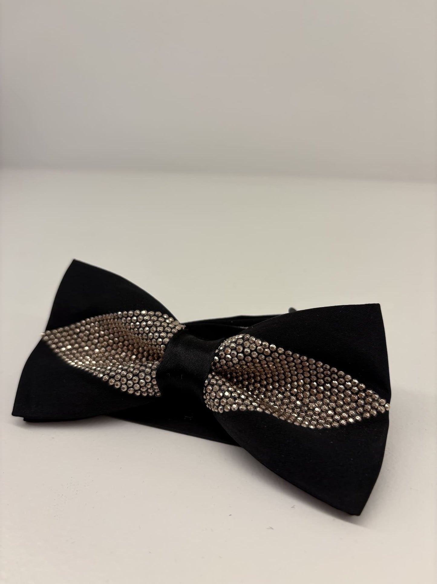 Papillon raso nero motivo con borchie oro