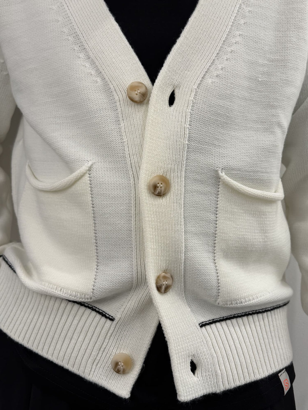 Cardigan Blacksvnday con dettagli a contrasto panna