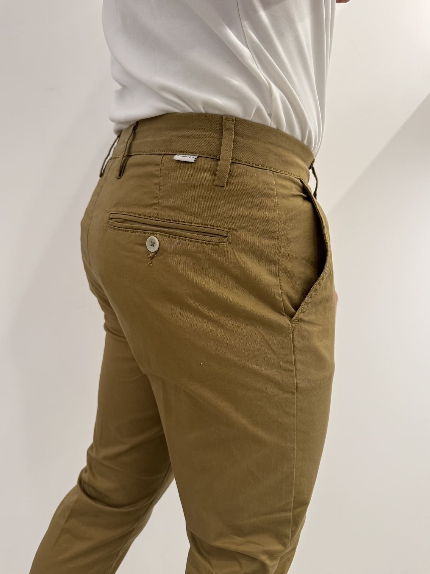 Pantalone tasca a filo con pence