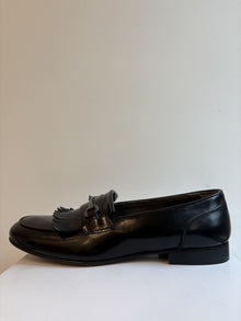 Mocassino elegante con frangia e doppia fibbia