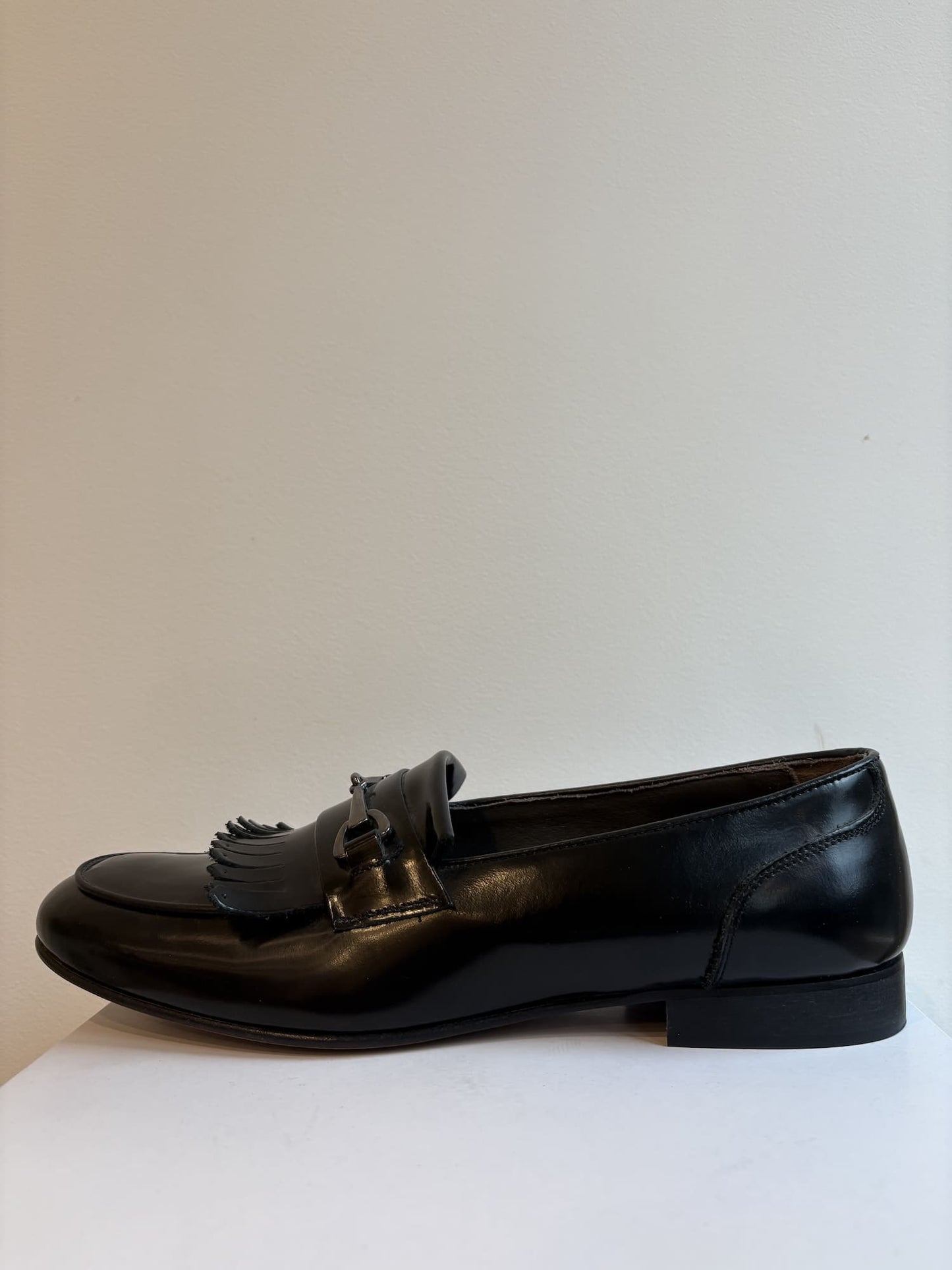 Mocassino elegante con frangia e doppia fibbia