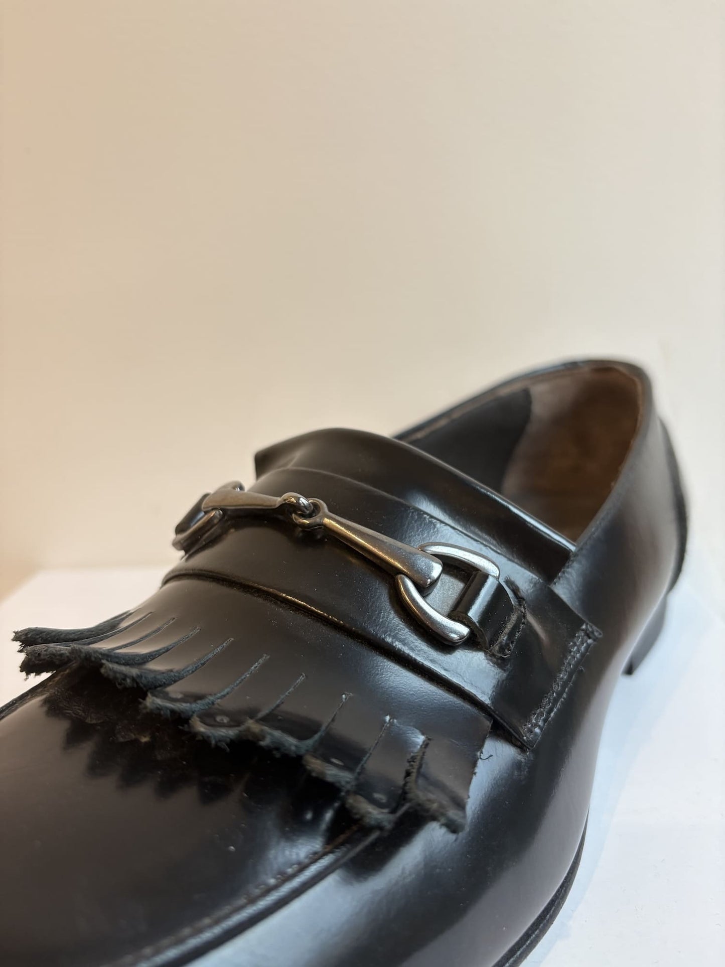 Mocassino elegante con frangia e doppia fibbia