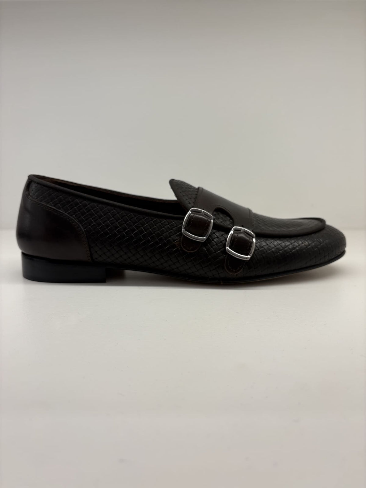 Mocassino in pelle intrecciata doppia fibbia testa moro