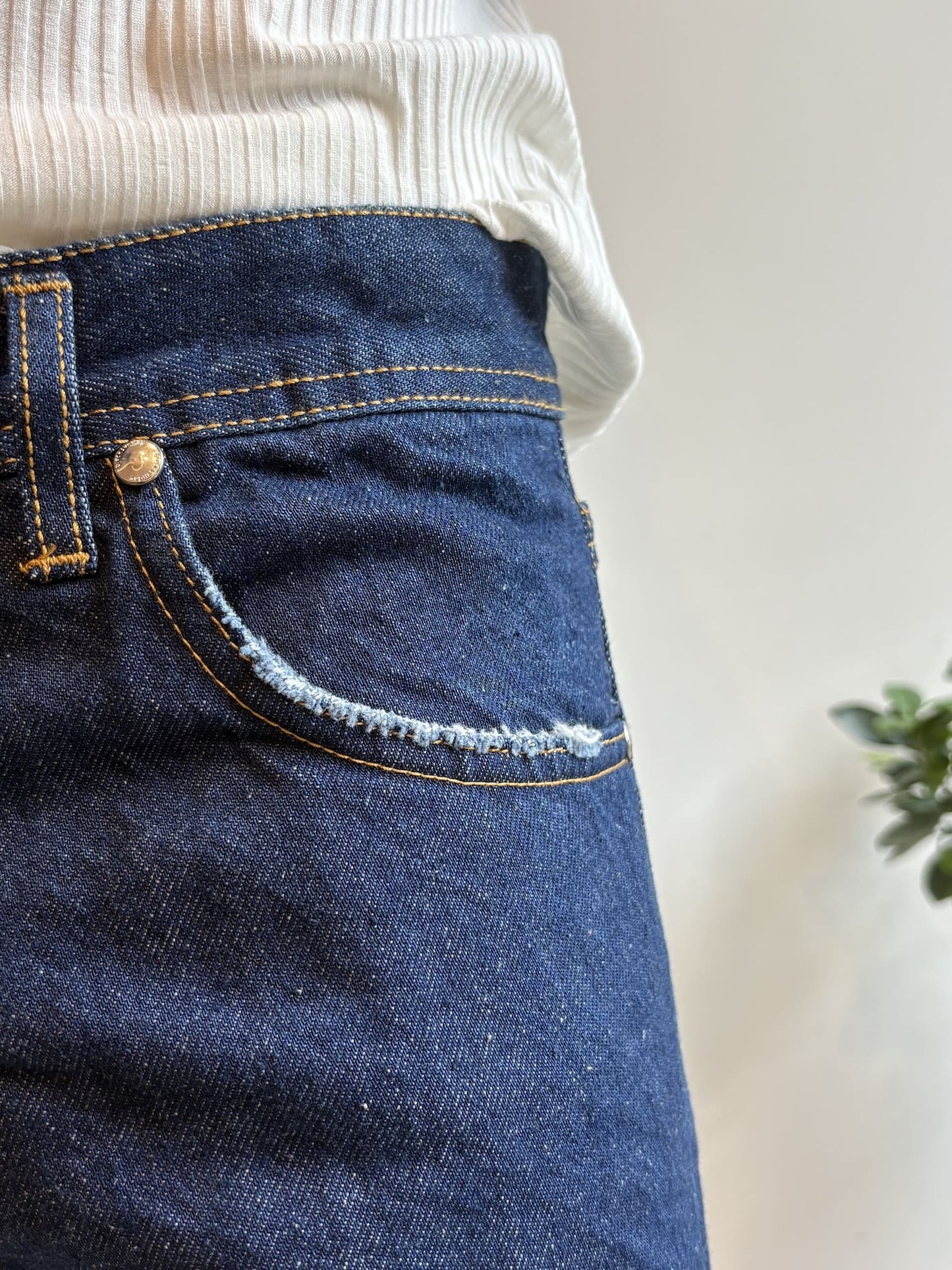 Bermuda Denim Scuro con tasca e fondo graffiato