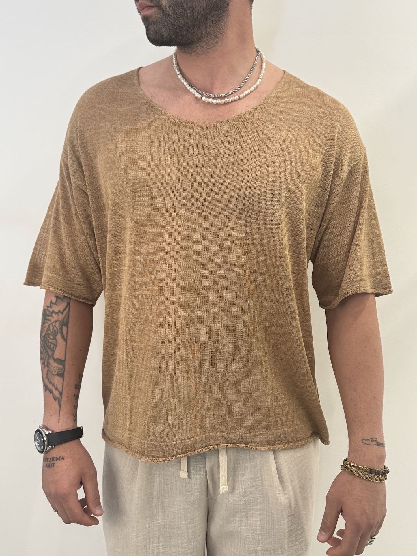 T-shirt over con collo a V ampio