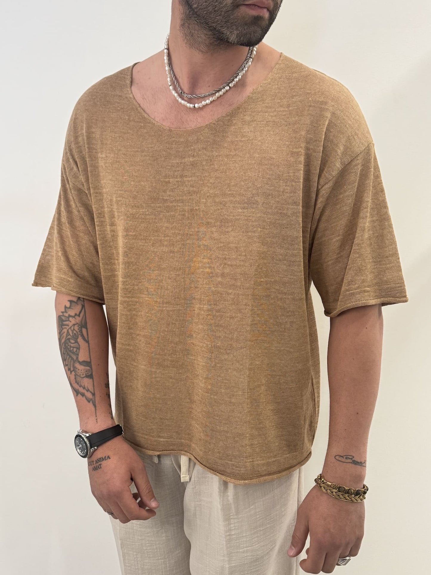 T-shirt over con collo a V ampio