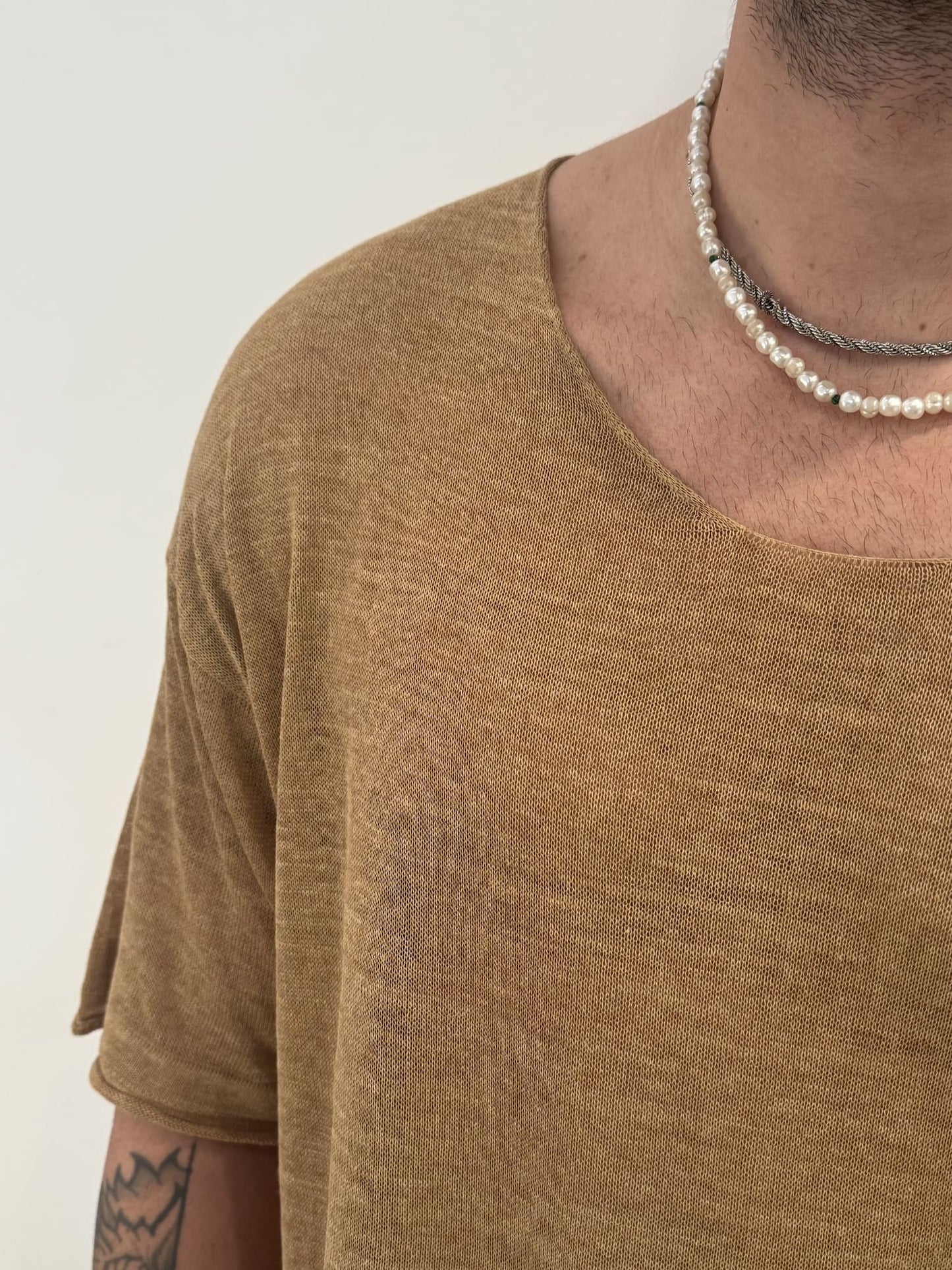 T-shirt over con collo a V ampio