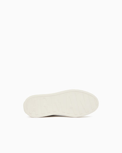 Sneakers stringate effetto martellato con camoscio e logo