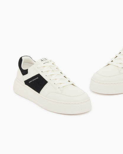 Sneakers stringate effetto martellato con camoscio e logo
