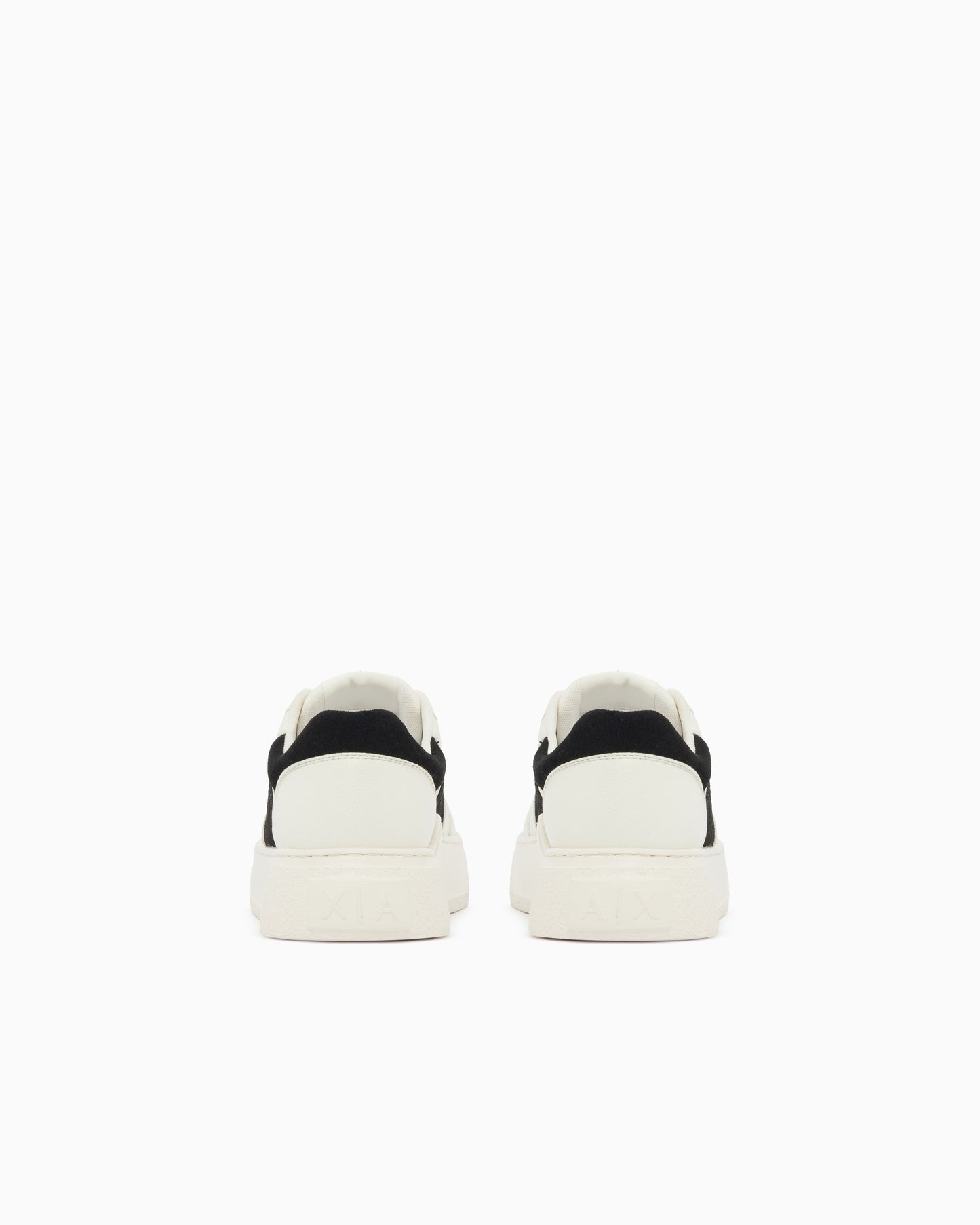 Sneakers stringate effetto martellato con camoscio e logo