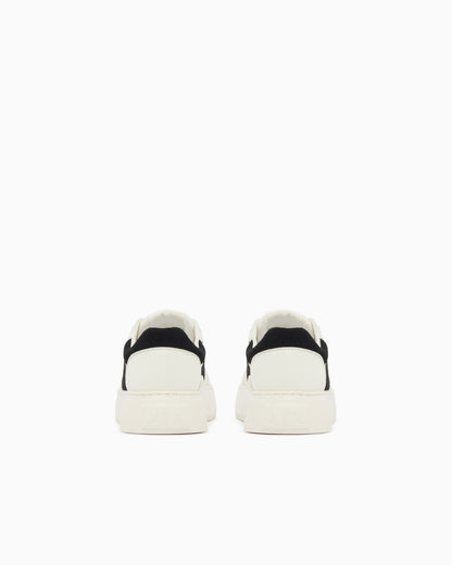 Sneakers stringate effetto martellato con camoscio e logo