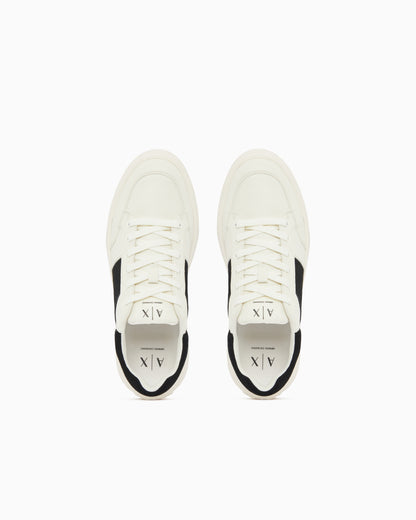 Sneakers stringate effetto martellato con camoscio e logo