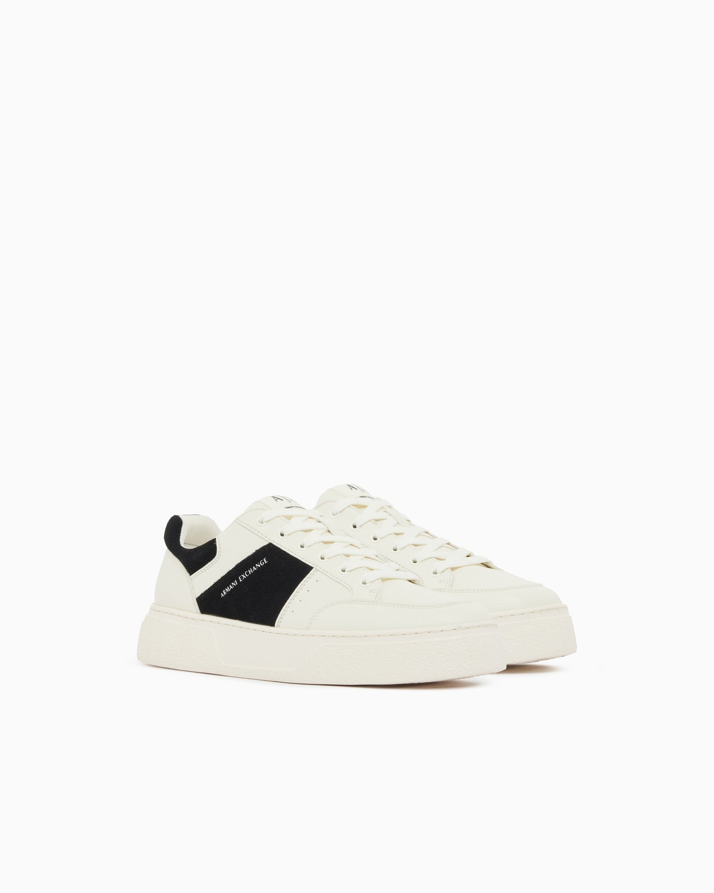 Sneakers stringate effetto martellato con camoscio e logo