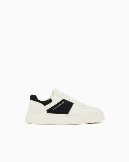 Sneakers stringate effetto martellato con camoscio e logo