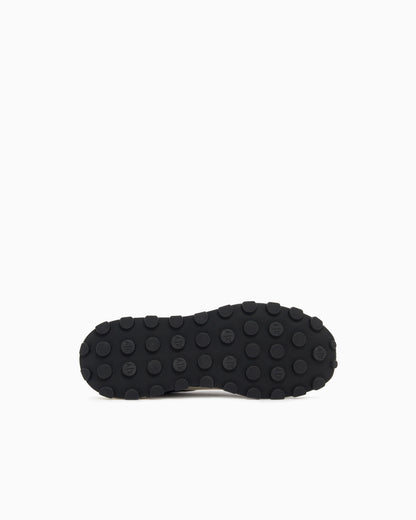 Sneakers in camoscio e mesh con logo all over