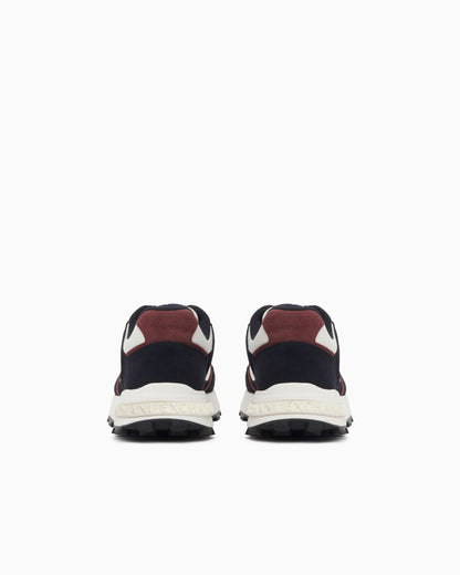 Sneakers in camoscio e mesh con logo all over