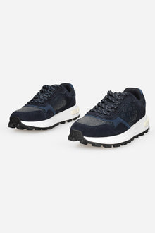 Sneakers in camoscio e mesh con logo all over