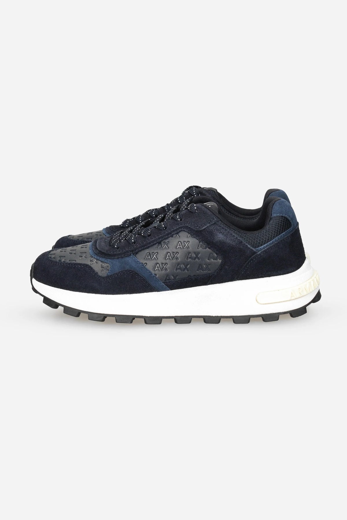 Sneakers in camoscio e mesh con logo all over