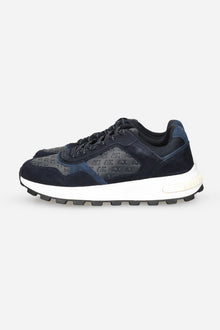 Sneakers in camoscio e mesh con logo all over