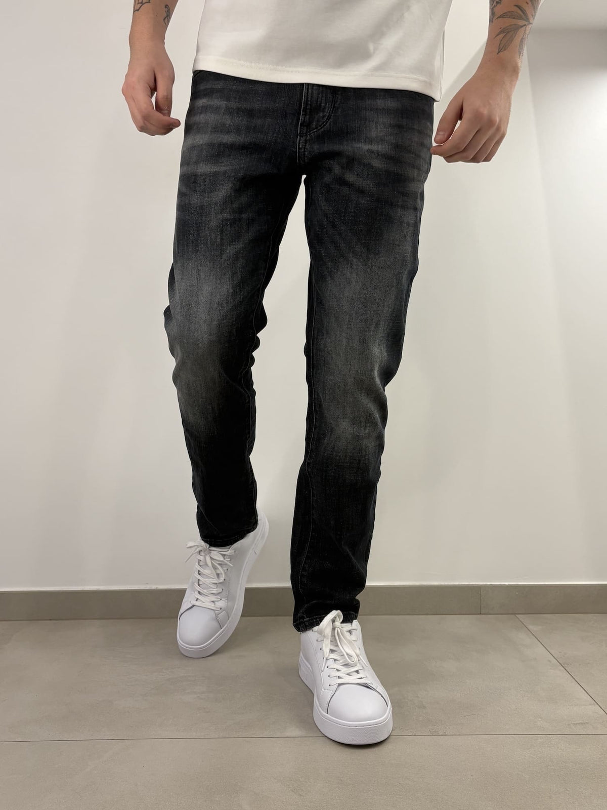 Jeans slavato grigio con risvolto carrot fit