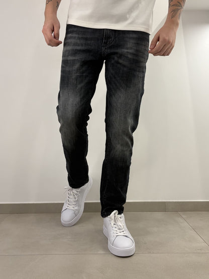 Jeans slavato grigio con risvolto carrot fit