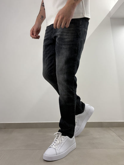 Jeans slavato grigio con risvolto carrot fit